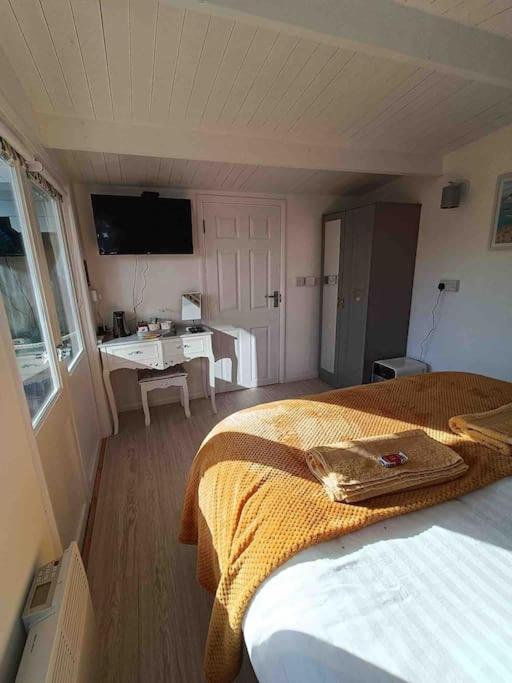 Private Lodge Close To Beaches And Goodwood Felpham Exteriör bild